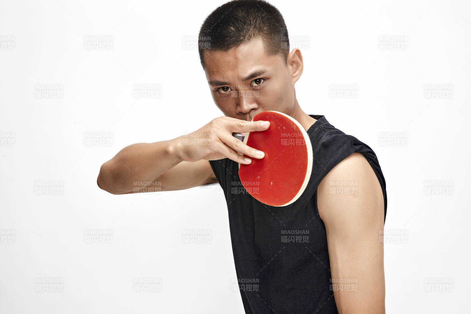 白色背景下健碩的亞洲乒乓球運動員形象