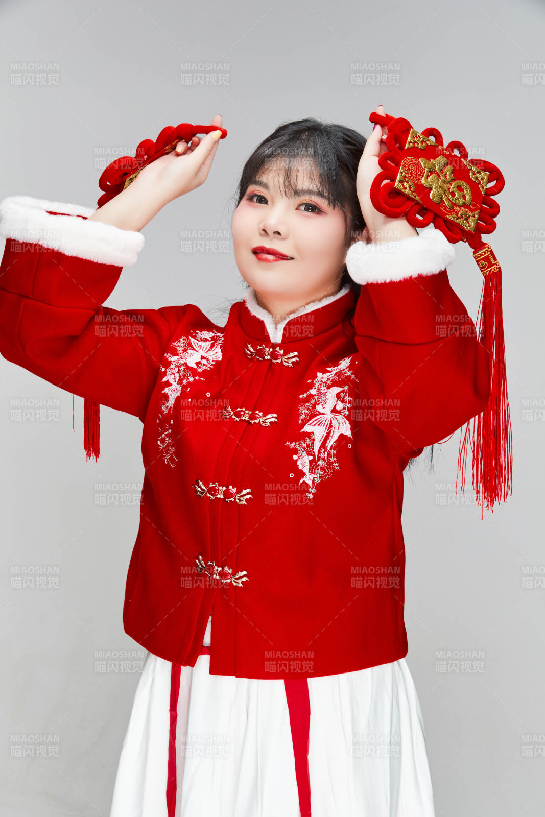 手拿福字身穿喜慶漢服的可愛少女