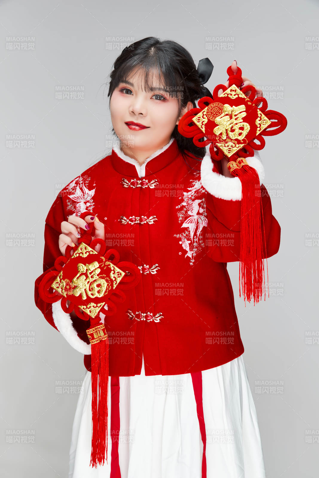 手拿福字身穿喜慶漢服的可愛少女