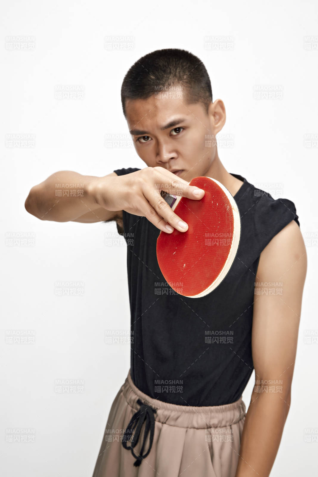 白色背景下健碩的亞洲乒乓球運動員形象