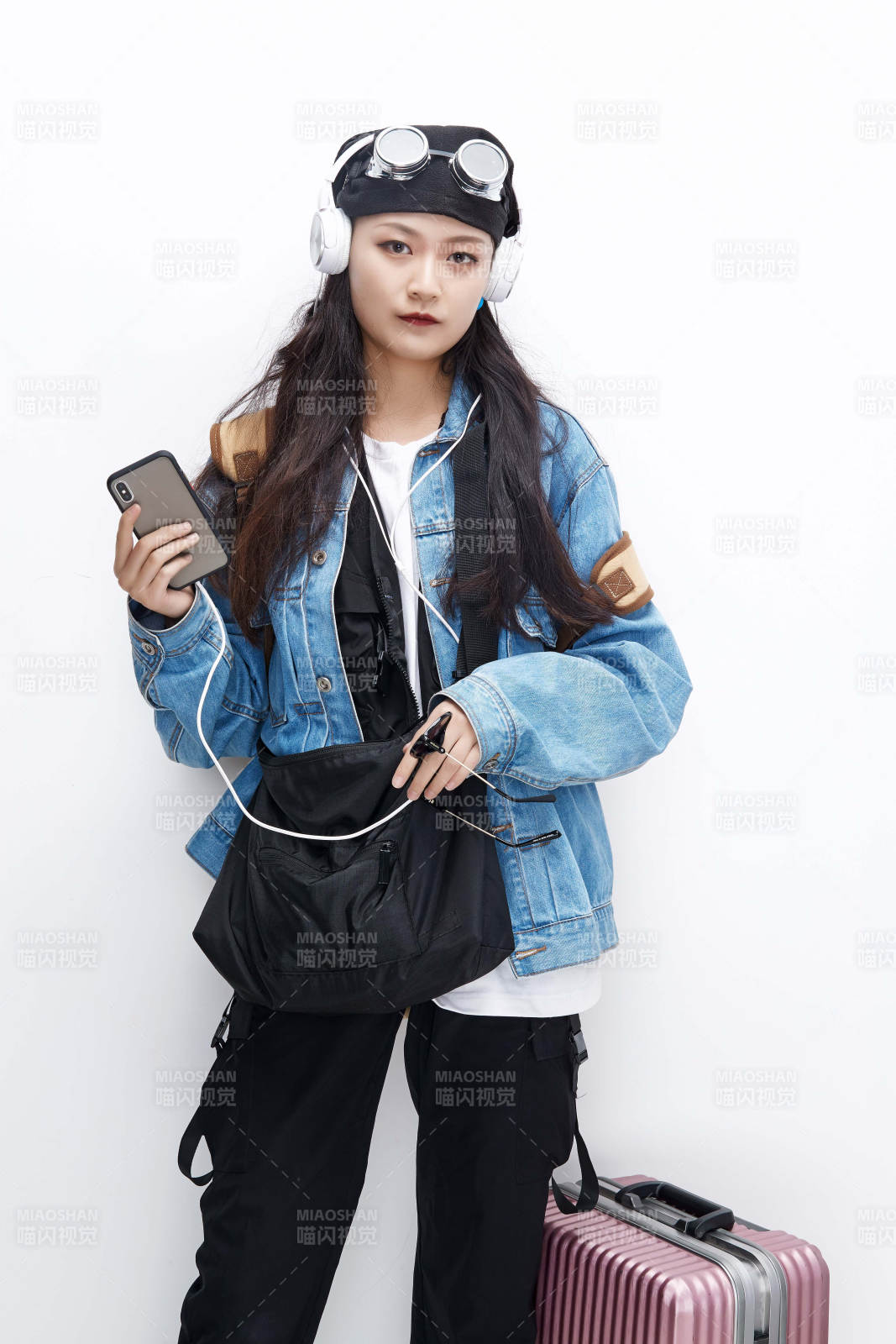 手里拿著手機(jī)準(zhǔn)備出發(fā)的美麗東方女孩