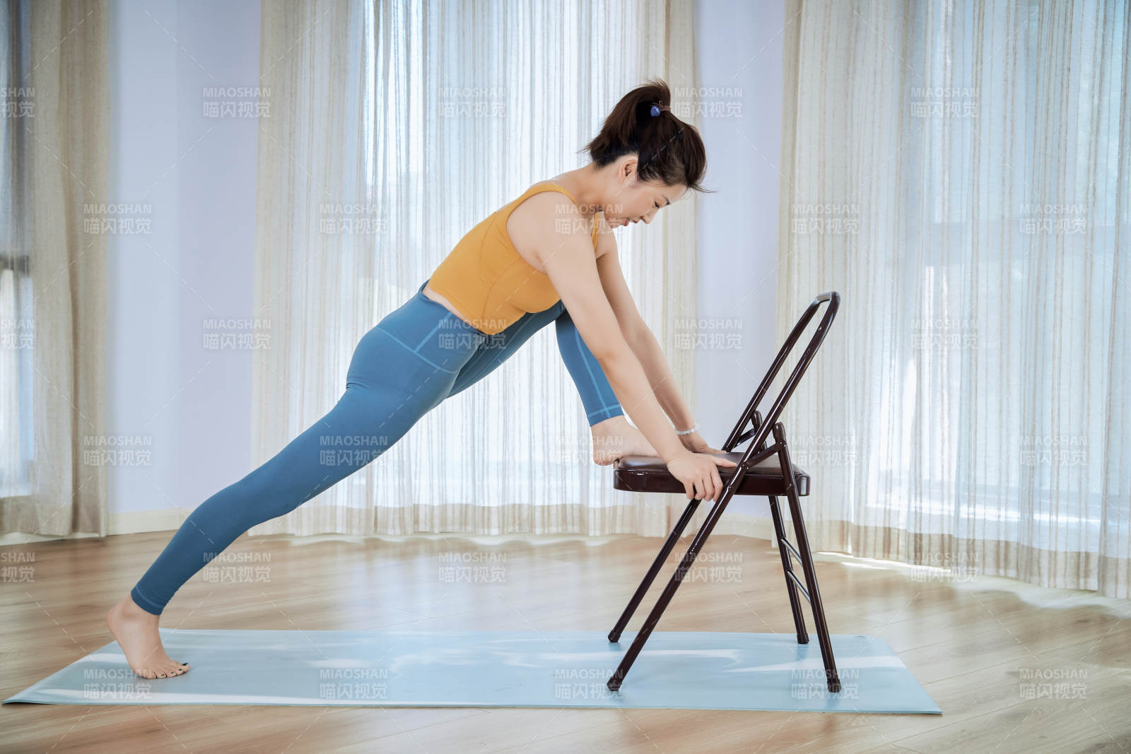 做瑜伽動作的亞洲年輕女性