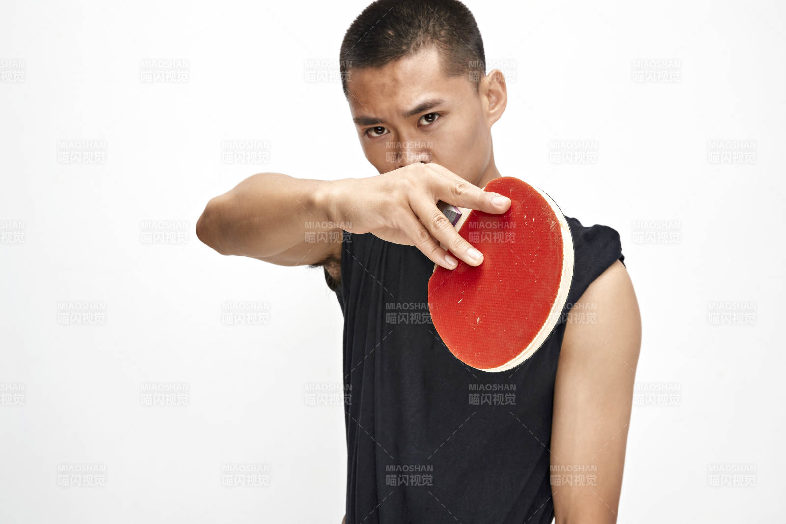 白色背景下健碩的亞洲乒乓球運(yùn)動員形象