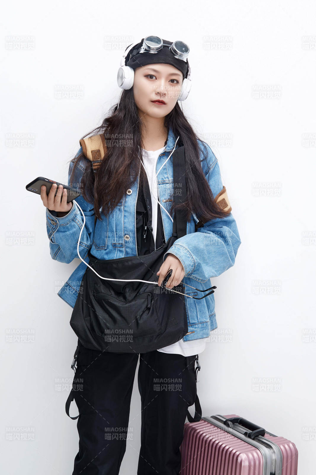 手里拿著手機準備出發的美麗東方女孩