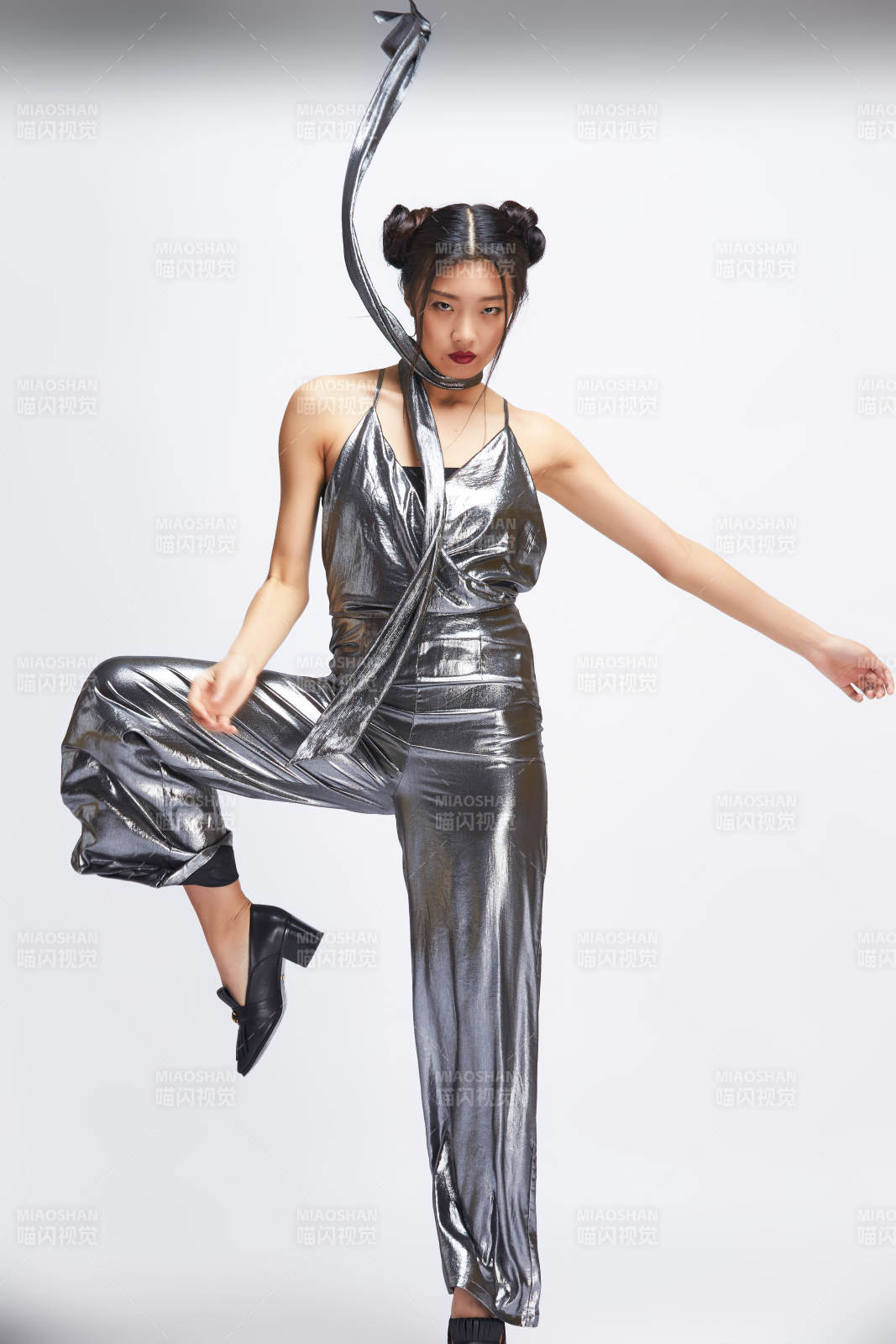 白色背景前的亞洲女性舞者