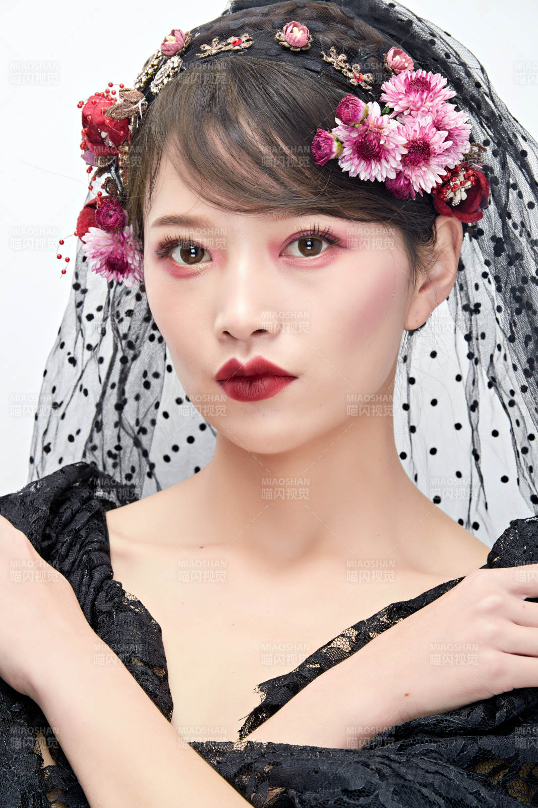 白色背景下的新娘彩妝美女人像