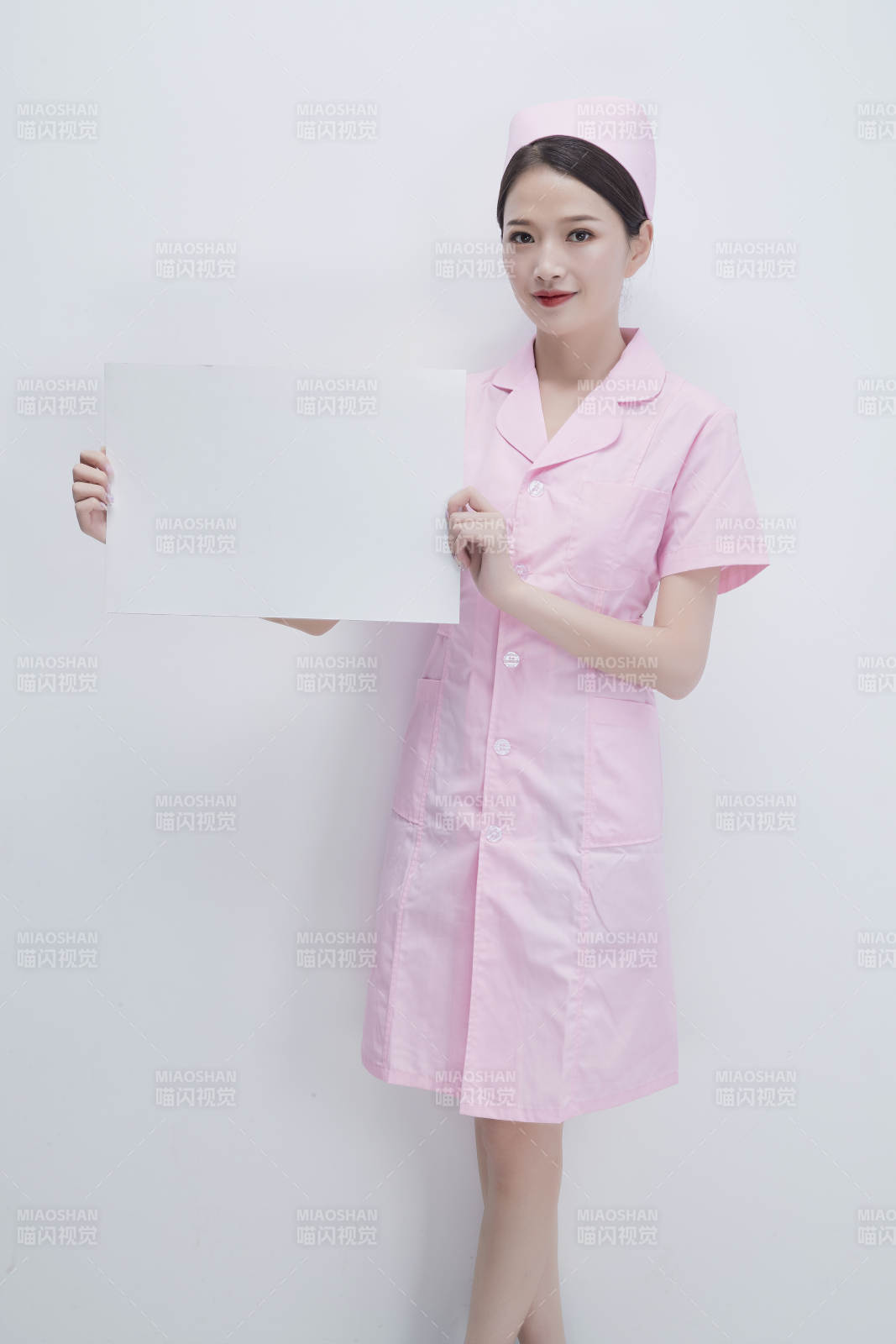 身穿粉色護士服佩戴聽診器的女性醫護人員