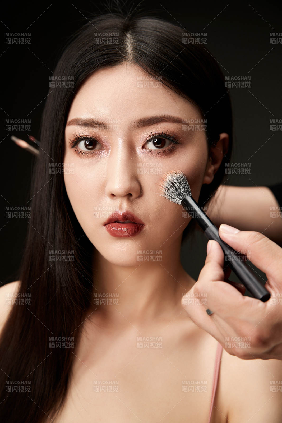 進行美妝化妝的化妝師與模特