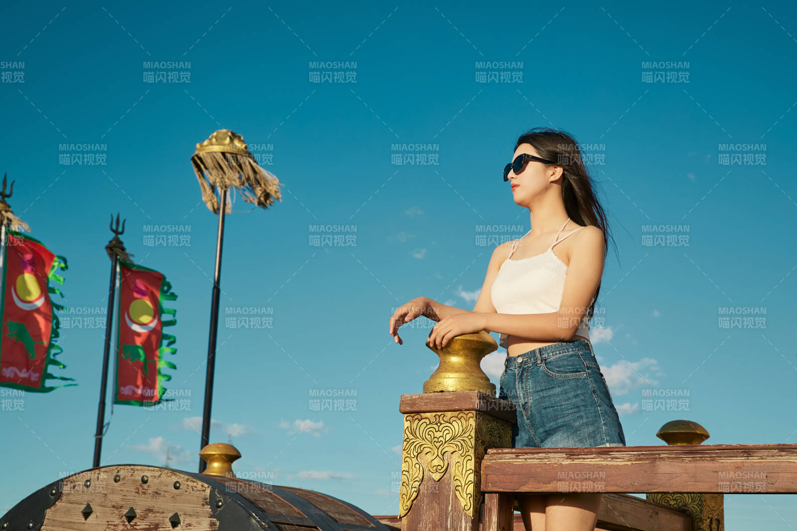 草原濕地公園游玩拍照的亞洲少女