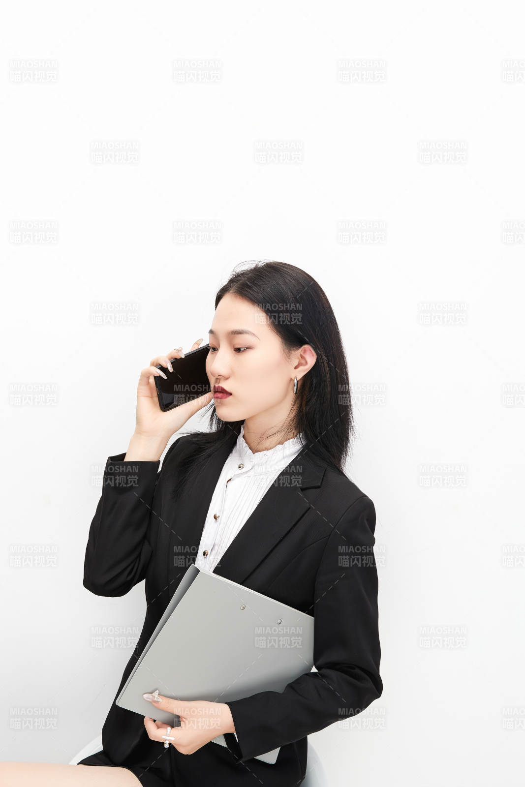 身穿西服拿著文件夾的美麗商務女士