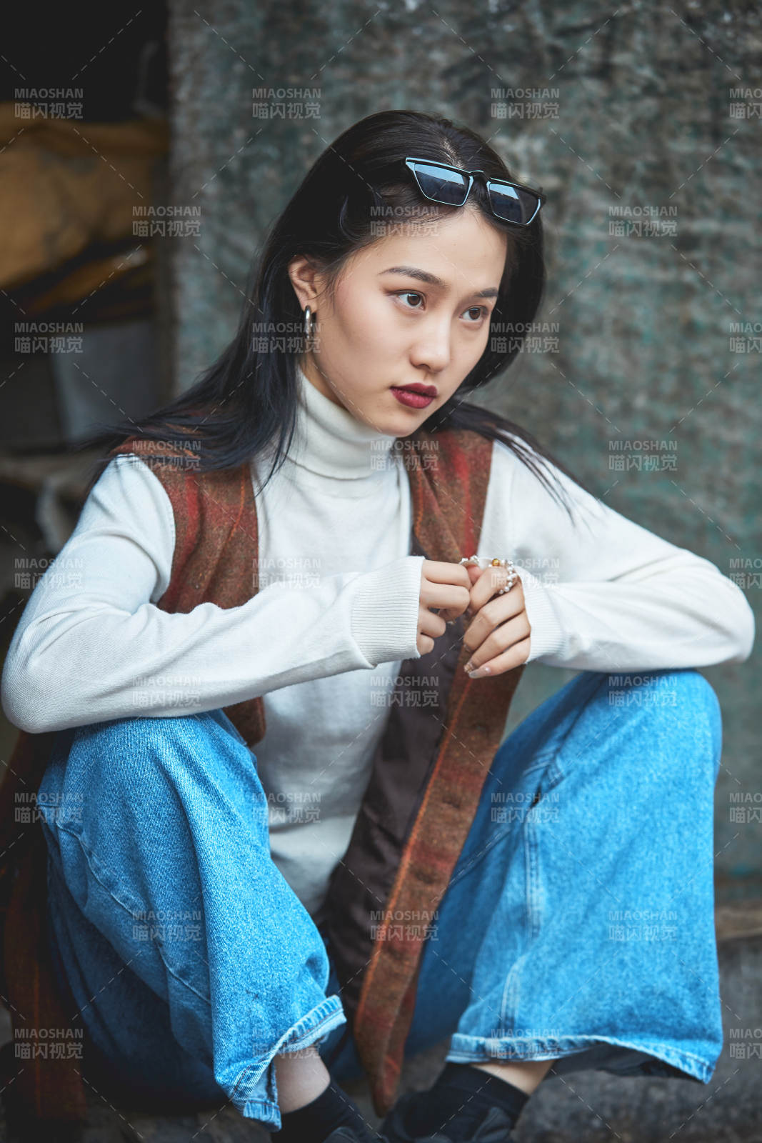 老舊城區里穿著復古港風的美麗清純少女