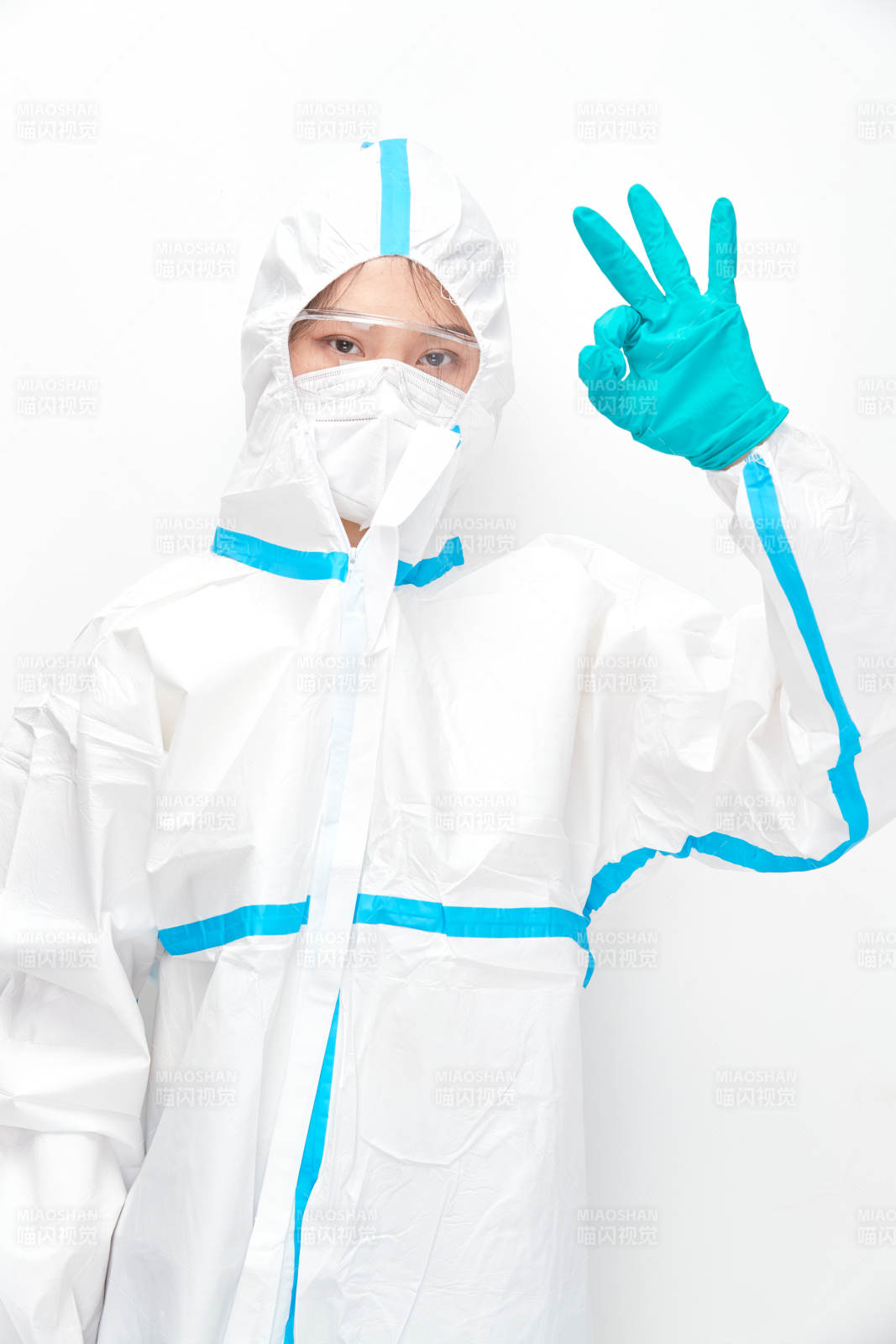 穿白色防護(hù)服佩戴護(hù)目鏡口罩的女性醫(yī)療人員