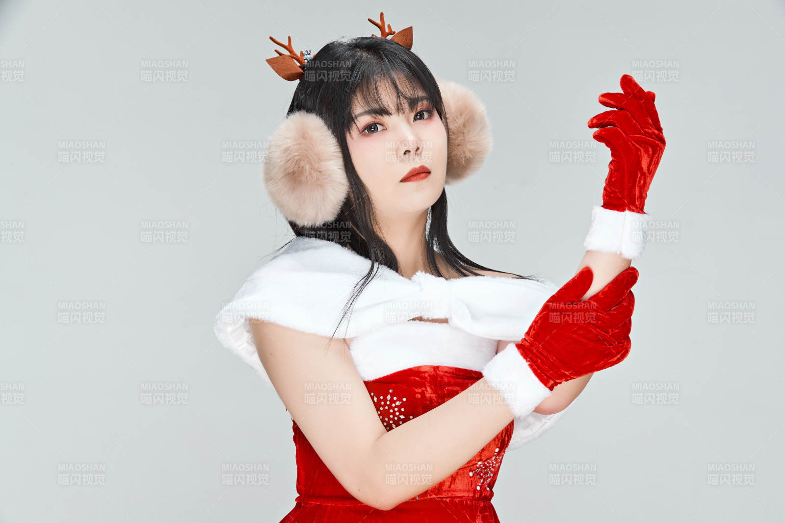 身穿圣誕服飾的性感可愛亞洲少女