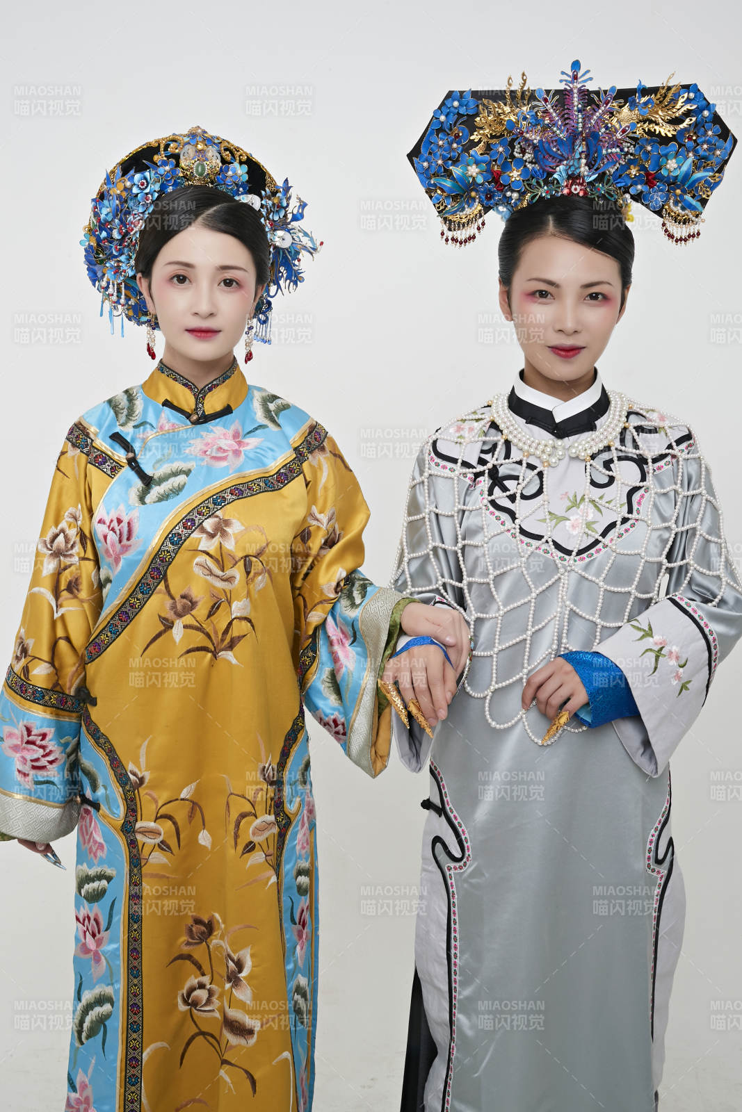 白色背景下的清代女性古裝造型清朝古裝