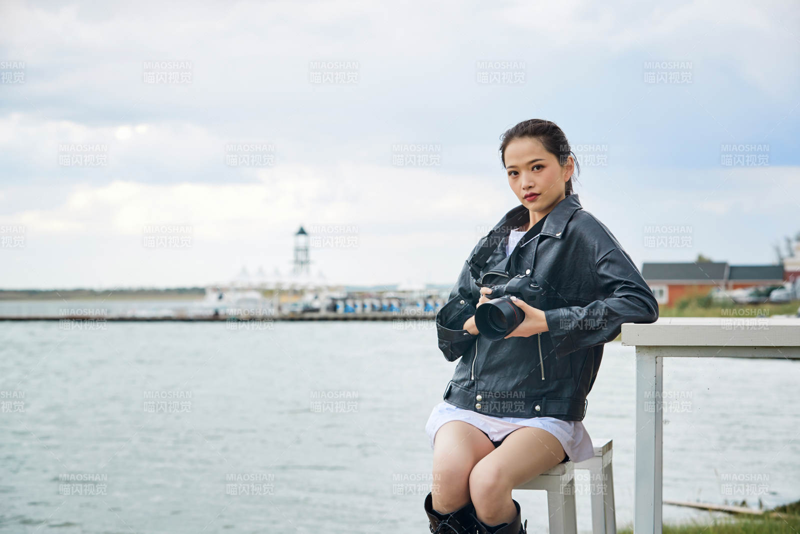 戶外湖畔進行拍攝的亞洲青年女性攝影師