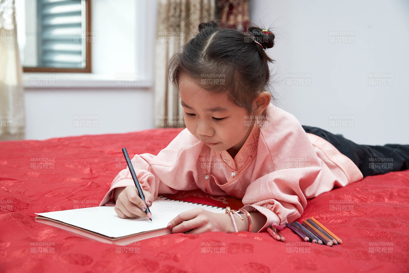 在家玩耍的亞洲小女孩