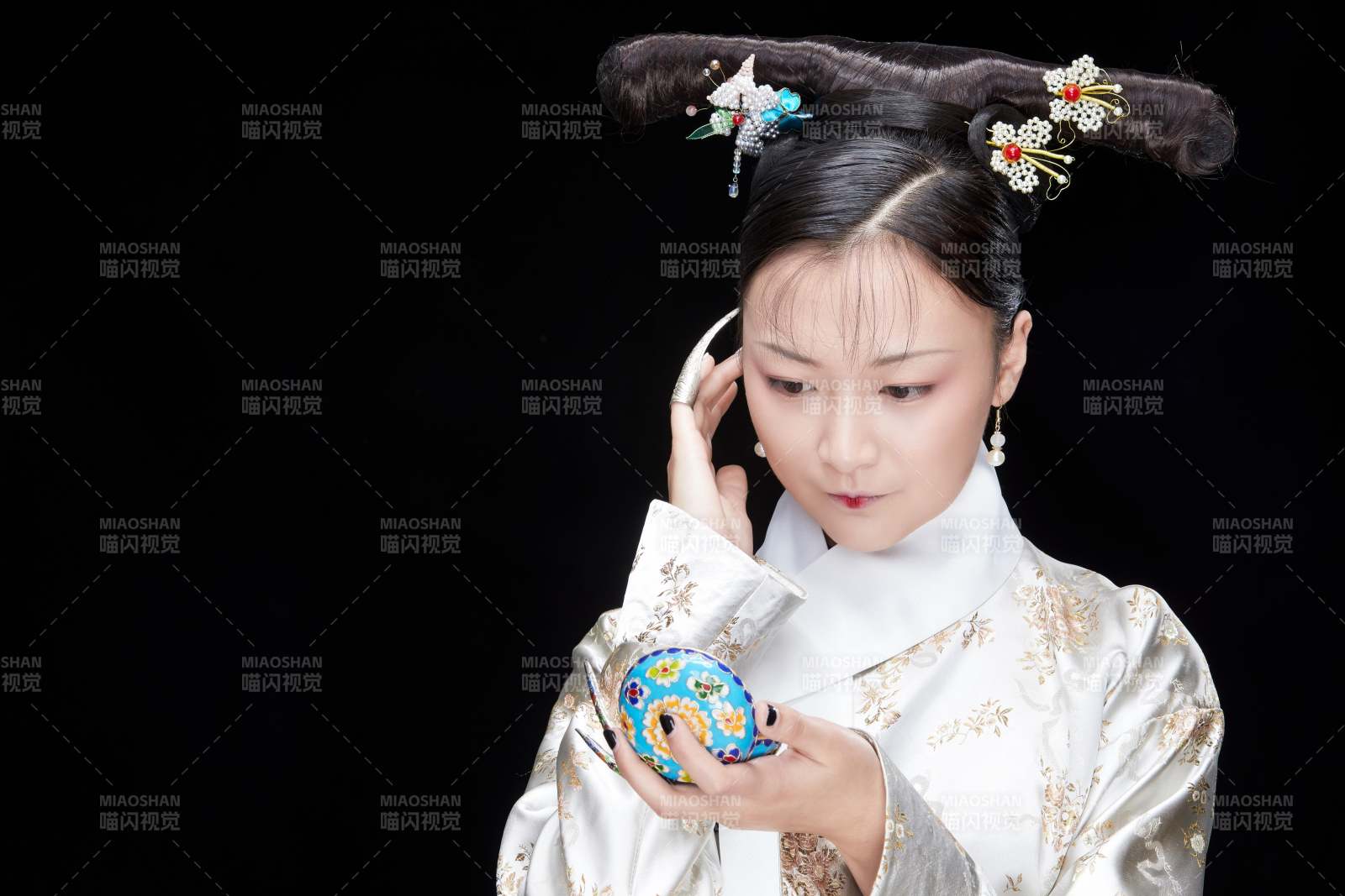 黑色背景下的清代女性古装造型清朝古装