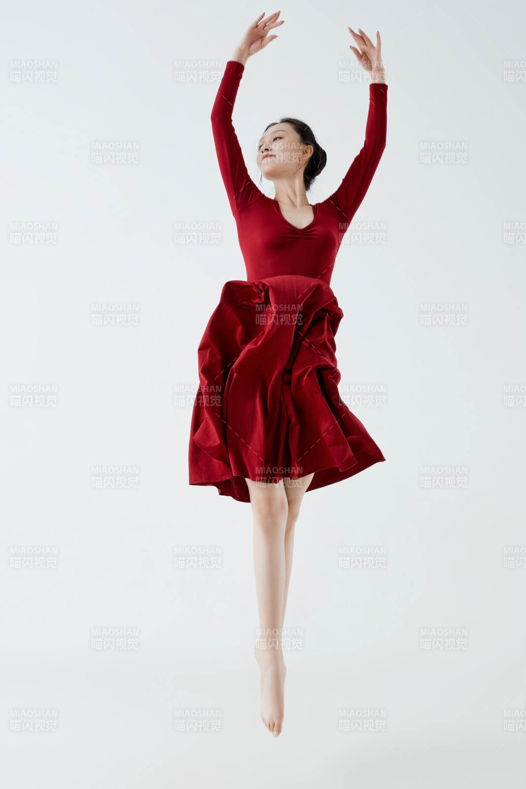 穿着红色长裙翩翩起舞的少女
