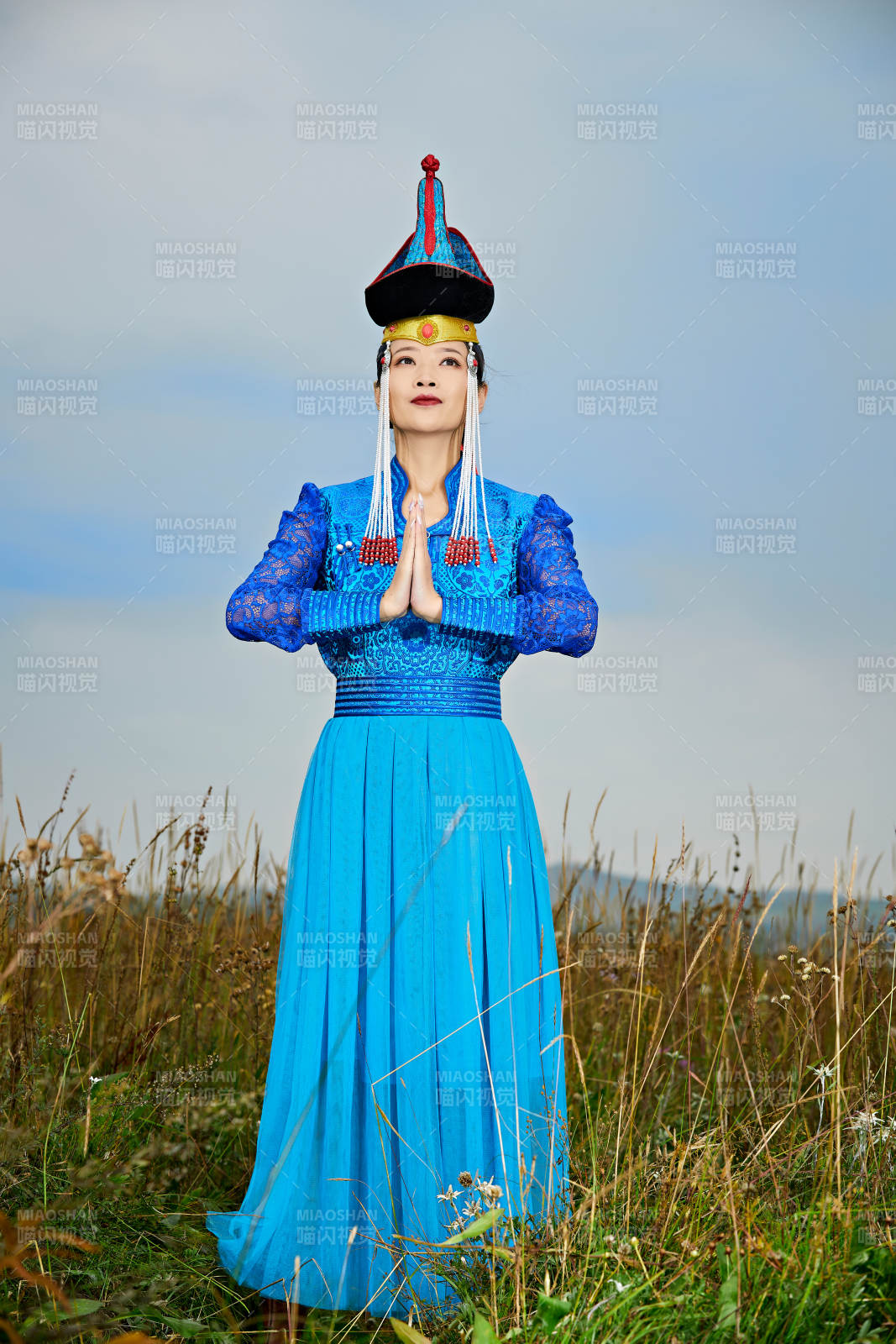 草原上身穿豪華蒙古族服飾的蒙族少女