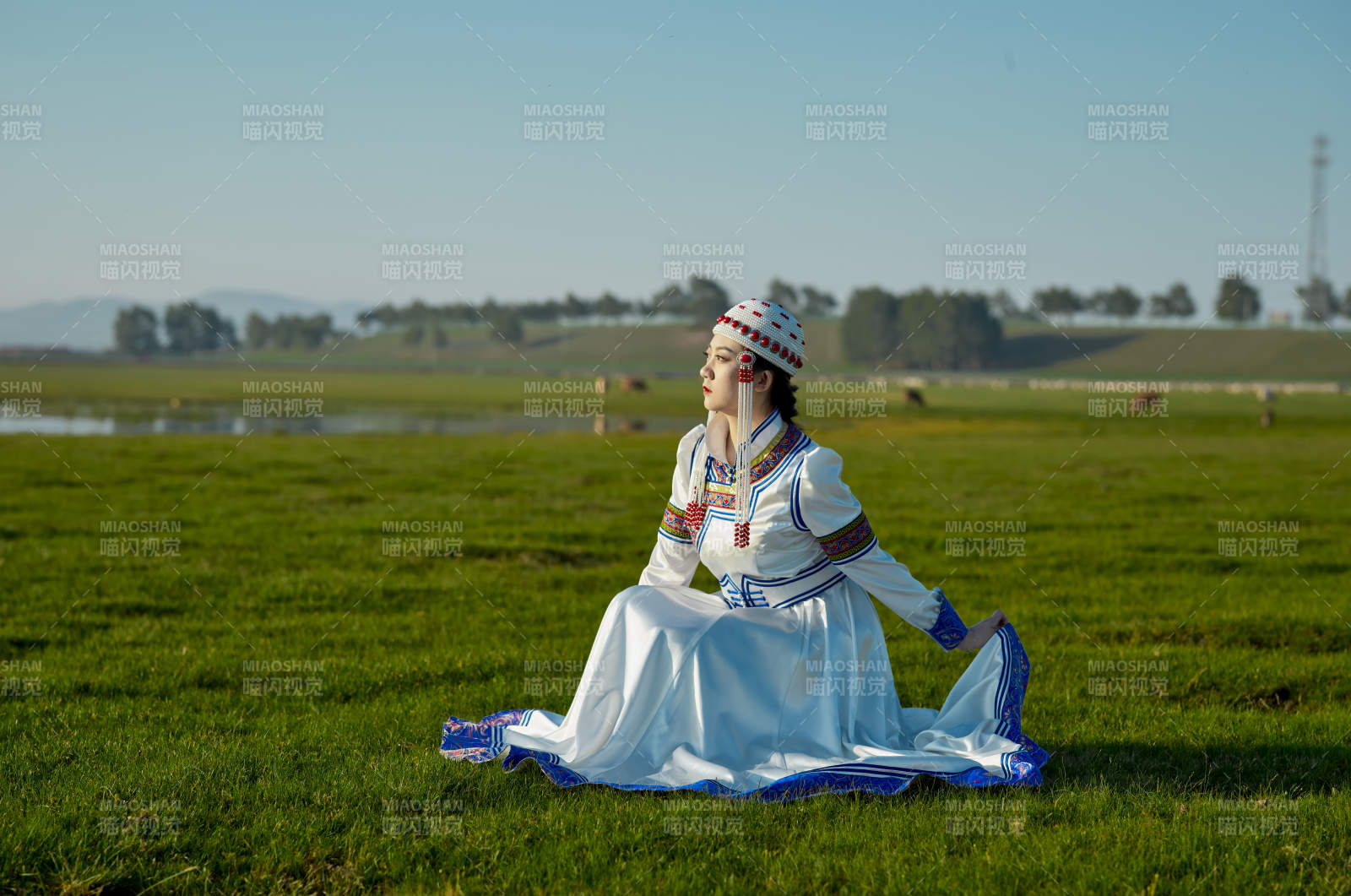 草原上穿着蒙古族传统服饰的亚洲年轻美少女
