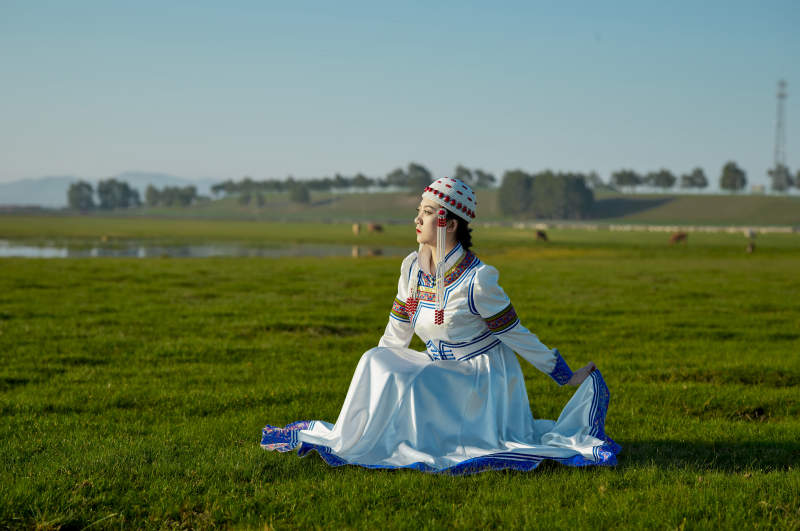 草原上穿着蒙古族传统服饰的亚洲年轻美少女