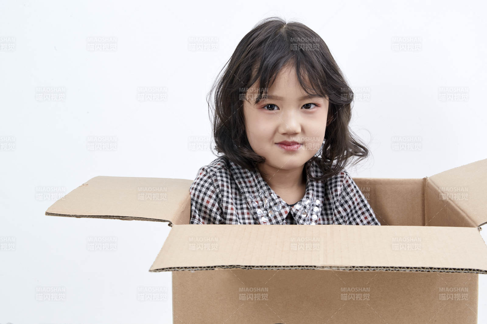 躲在紙箱中玩耍的調(diào)皮可愛亞洲小女孩兒童