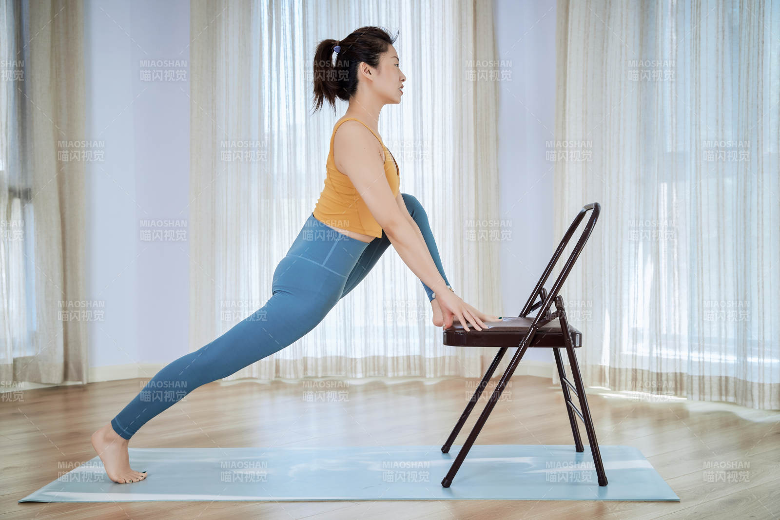 做瑜伽动作的亚洲年轻女性