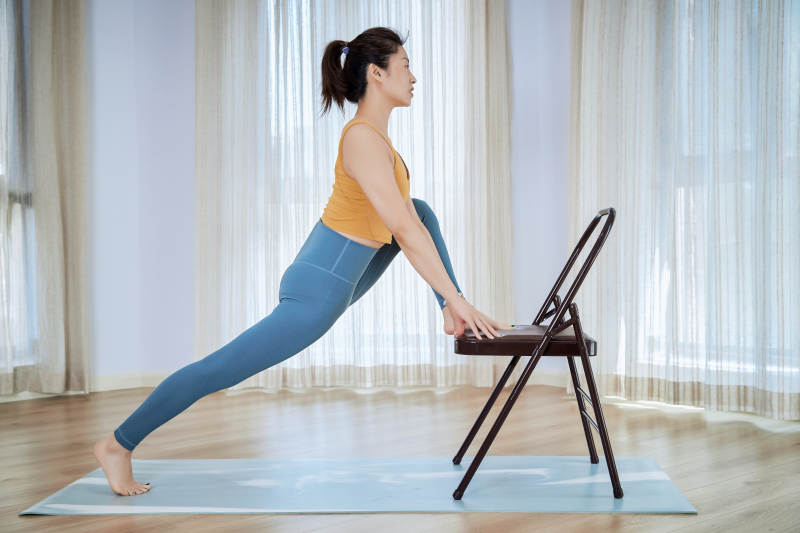 做瑜伽动作的亚洲年轻女性