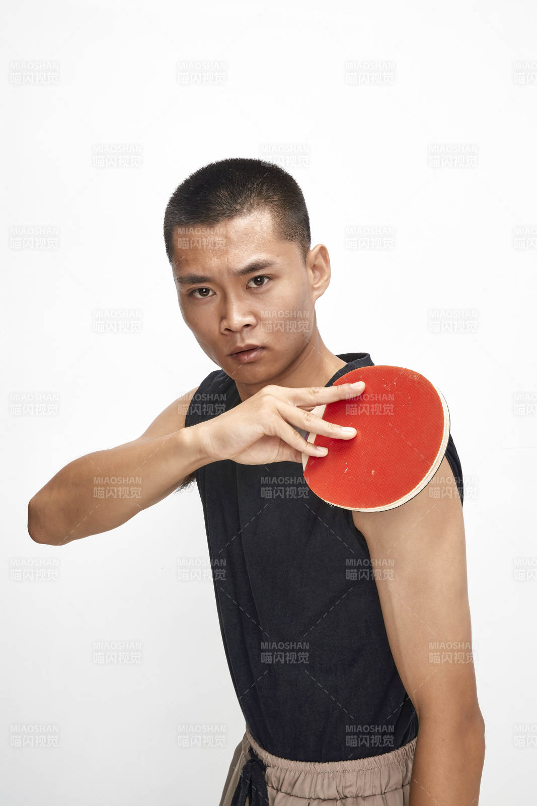 白色背景下健碩的亞洲乒乓球運動員形象