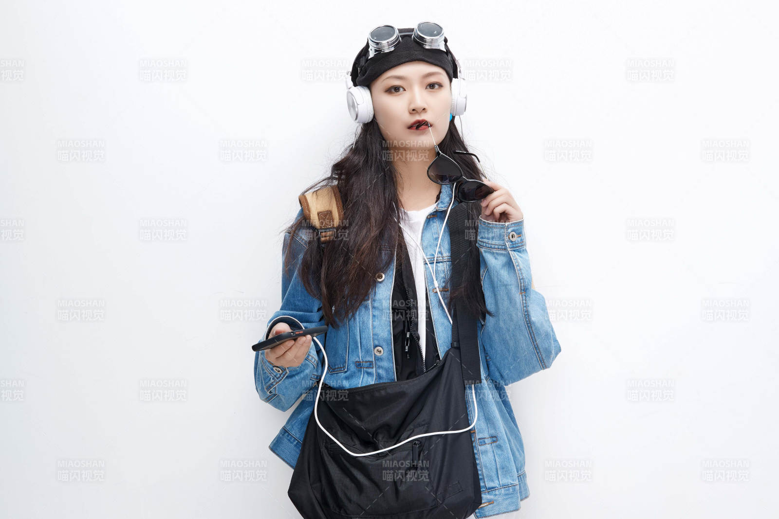 手里拿著手機準備出發(fā)的美麗東方女孩