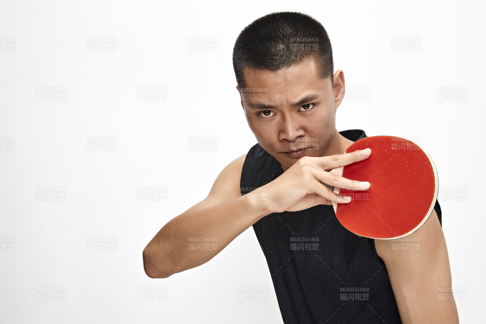 白色背景下健碩的亞洲乒乓球運動員形象
