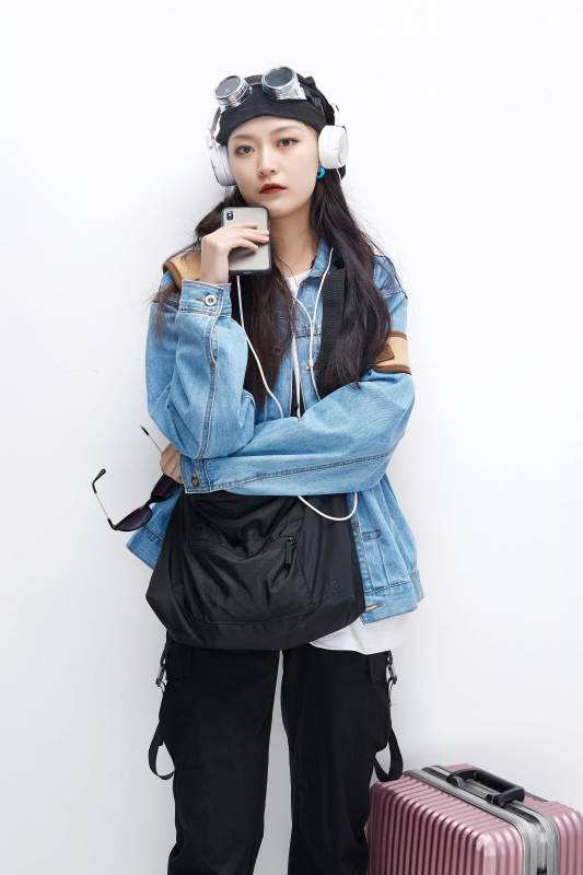 手里拿着手机准备出发的美丽东方女孩