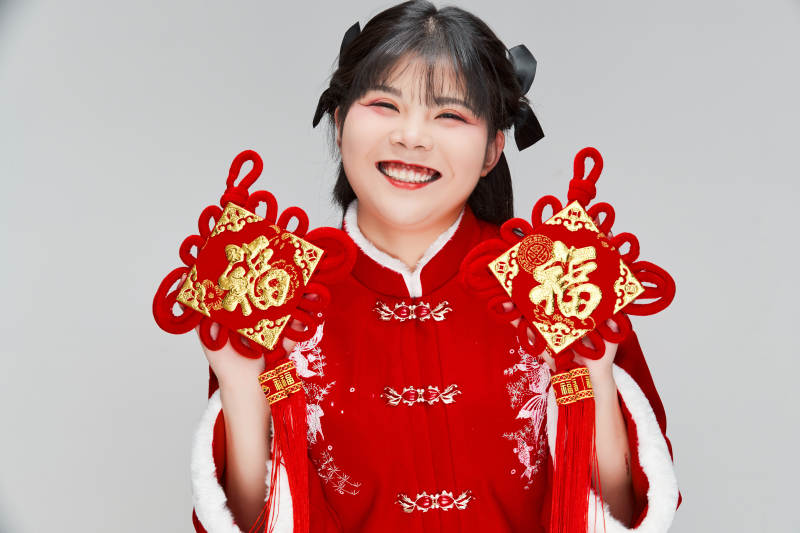 手拿福字身穿喜庆汉服的可爱少女