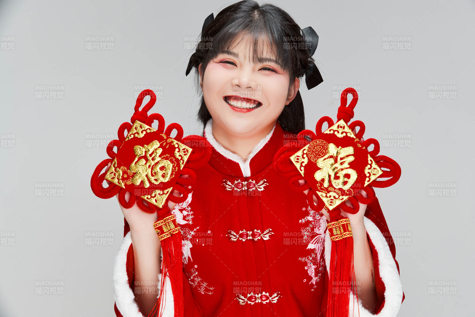 手拿福字身穿喜庆汉服的可爱少女