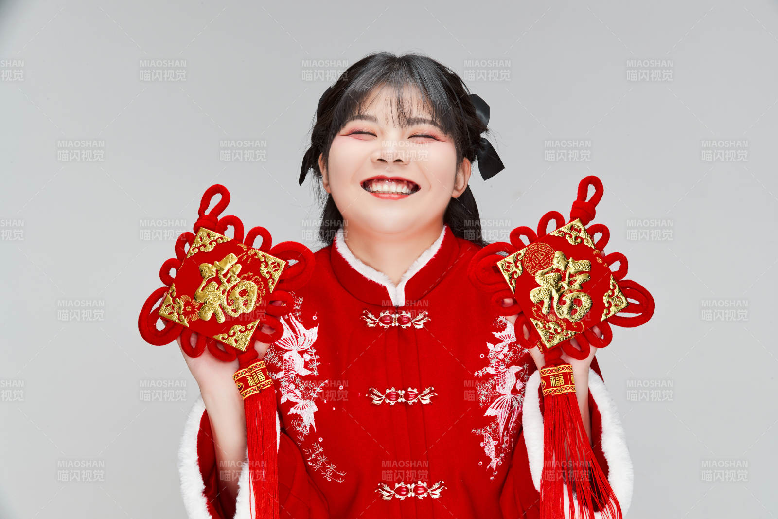 手拿福字身穿喜庆汉服的可爱少女