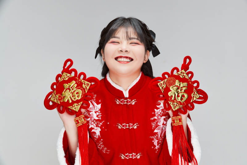 手拿福字身穿喜庆汉服的可爱少女