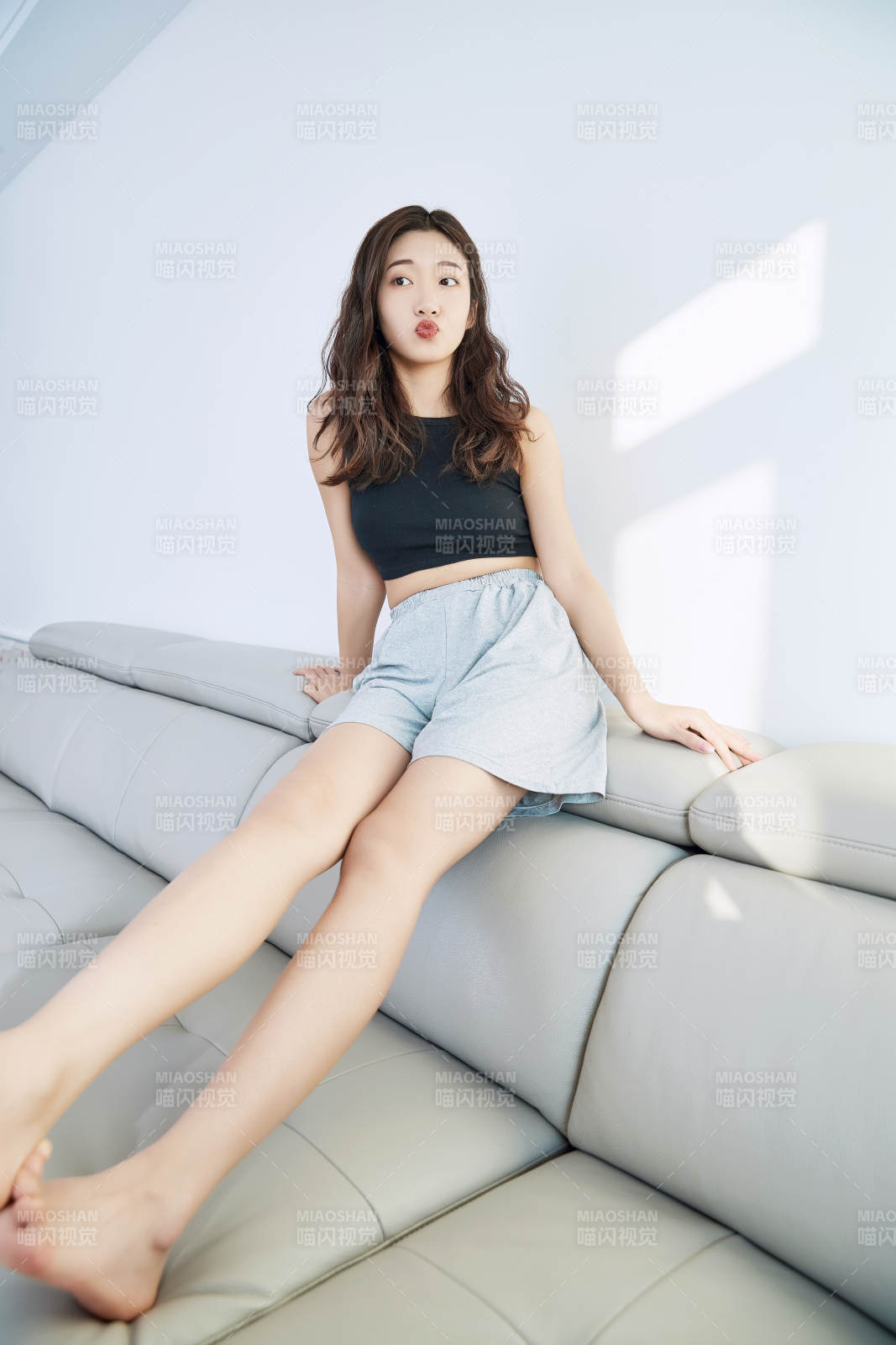 在家在沙發上享受美食的亞洲少女