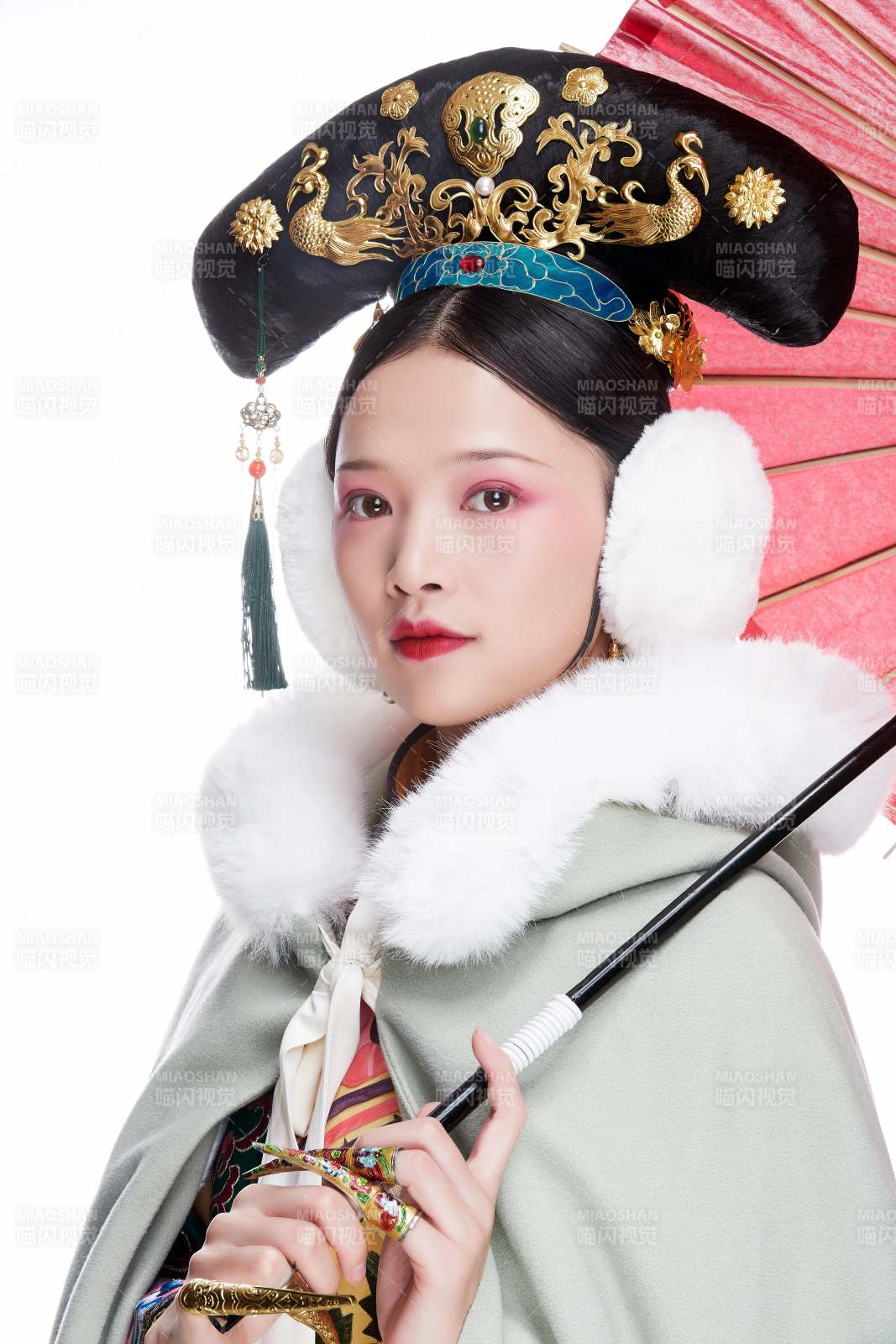 白色背景下的清代女性古裝造型清朝古裝