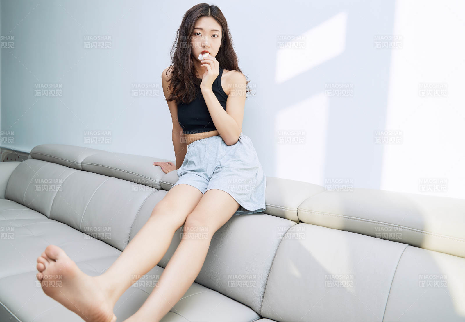 在家在沙發上享受美食的亞洲少女