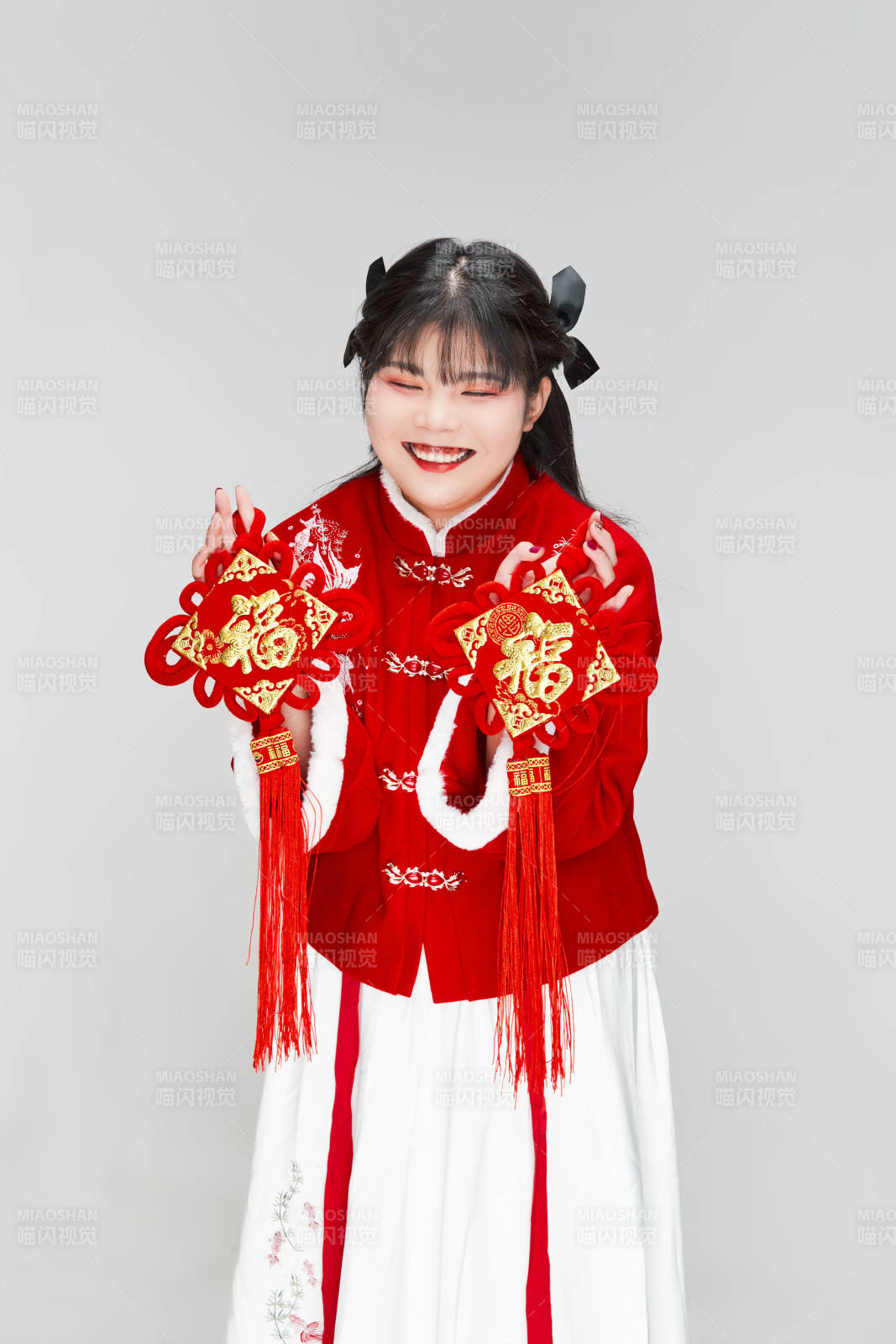 手拿福字身穿喜庆汉服的可爱少女