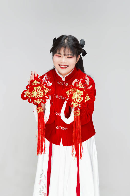 手拿福字身穿喜庆汉服的可爱少女