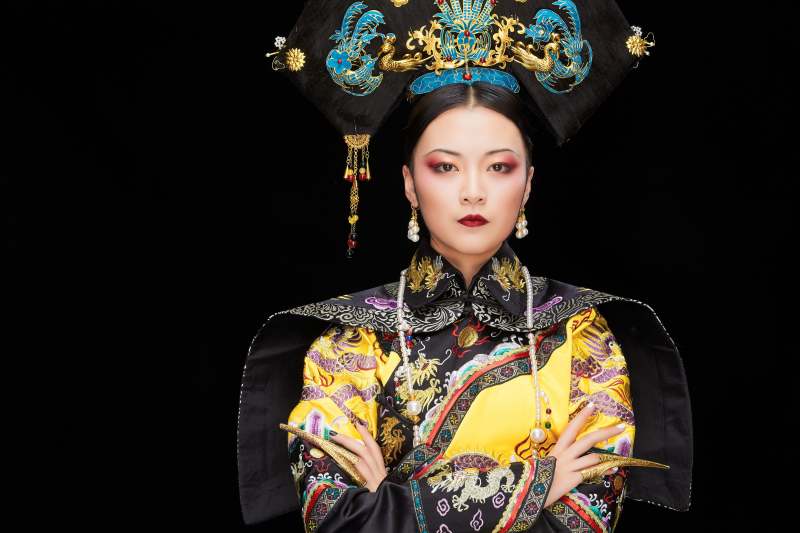 黑色背景下的清代皇后古装造型清朝古装