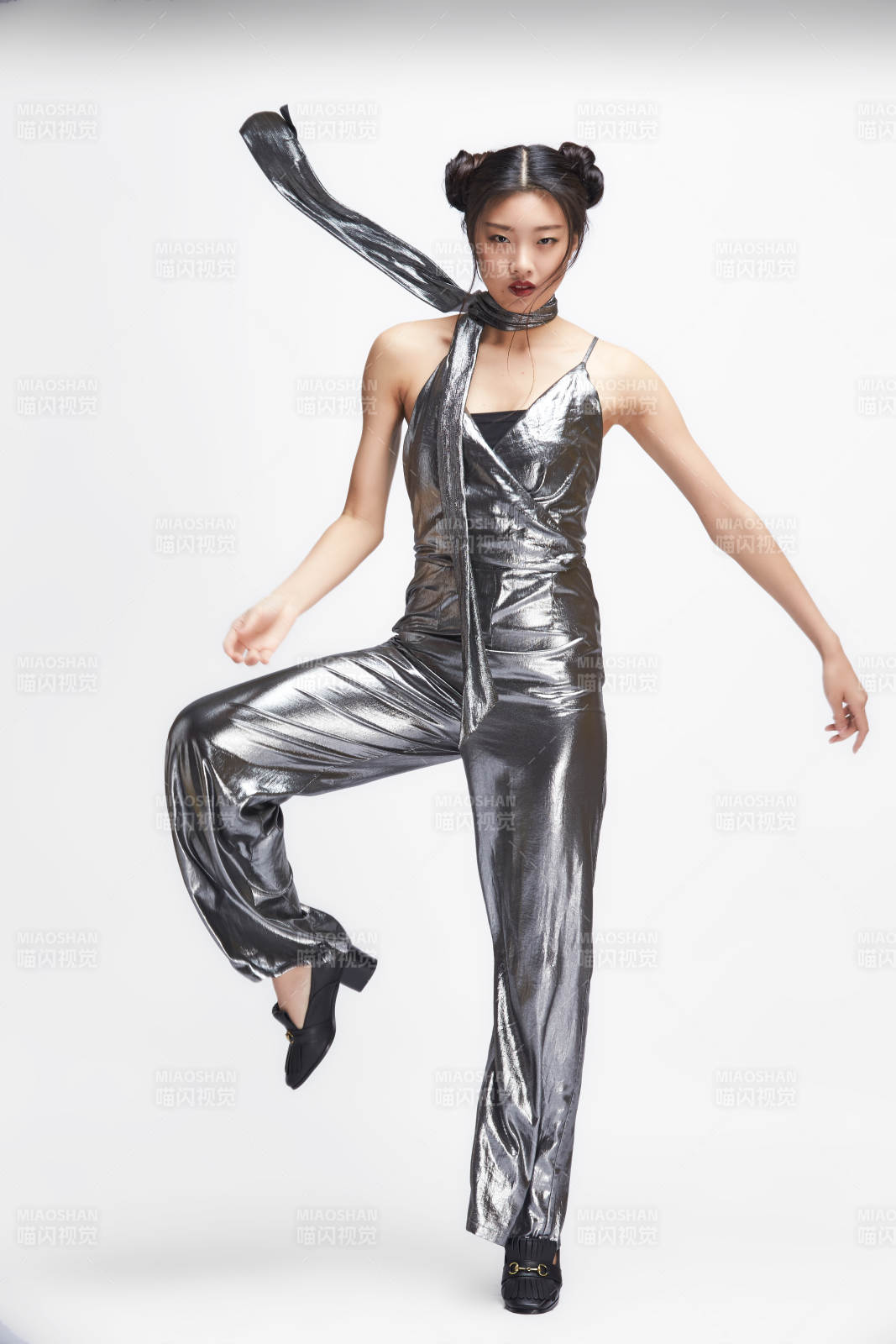 白色背景前的亞洲女性舞者