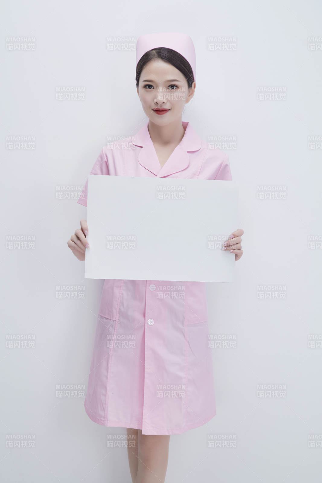 身穿粉色護士服佩戴聽診器的女性醫護人員