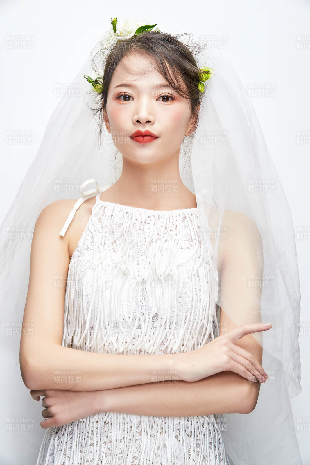 棚拍白色背景下的新娘美妆