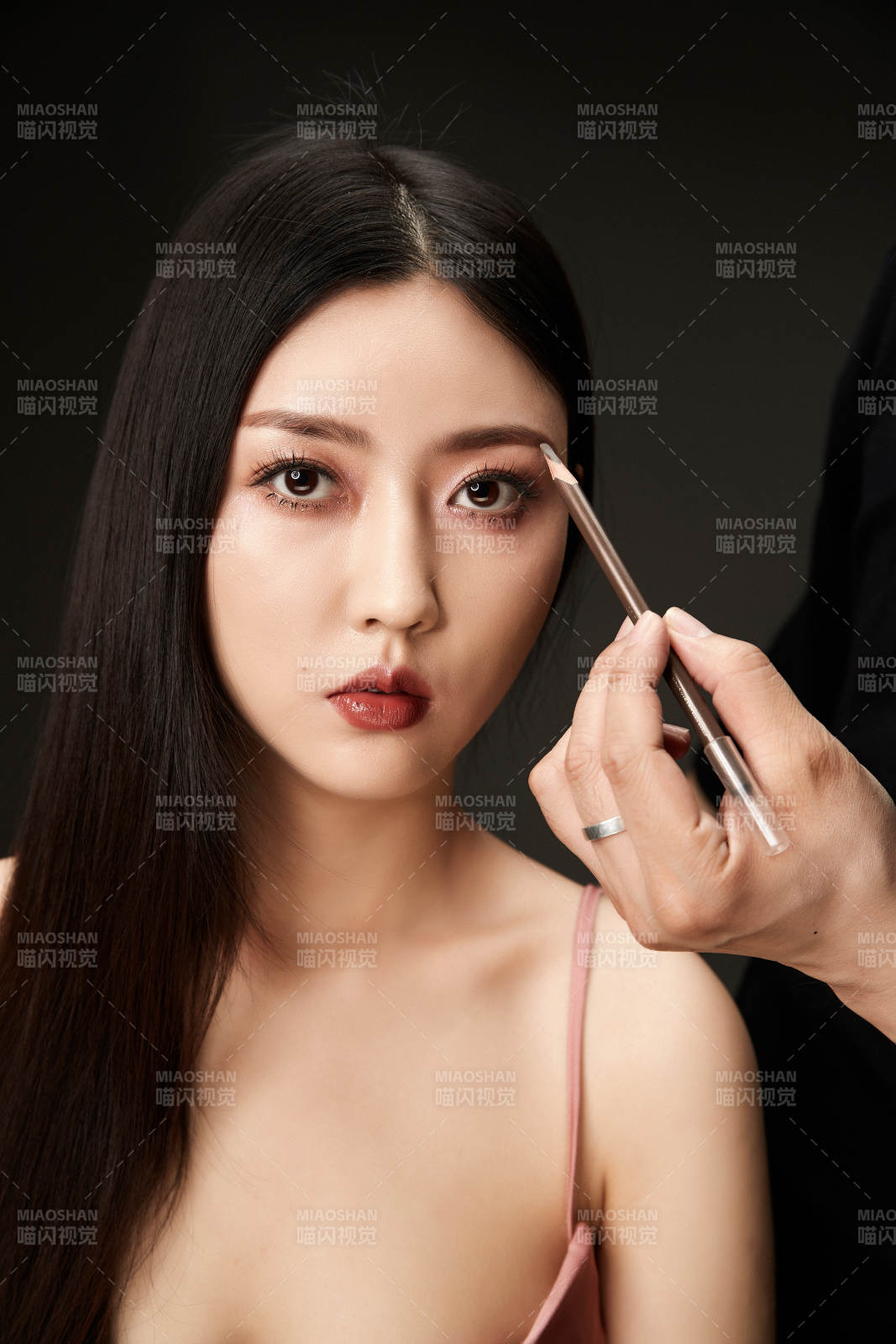 進行美妝化妝的化妝師與模特