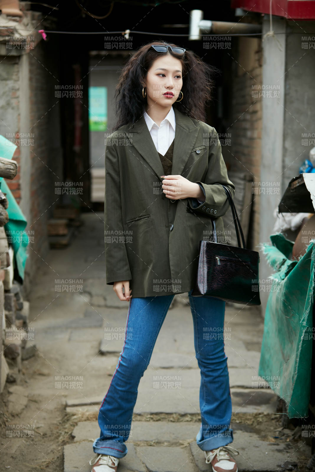 老舊城區里穿著復古港風的美麗清純少女