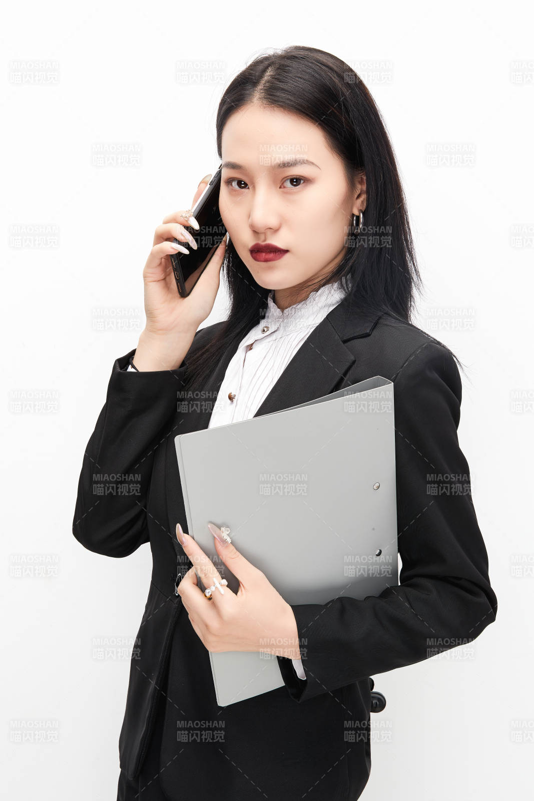 身穿西服拿着文件夹的美丽商务女士图片