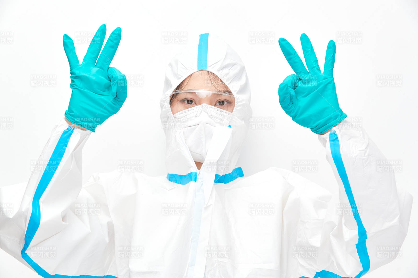 穿白色防護服佩戴護目鏡口罩的女性醫(yī)療人員