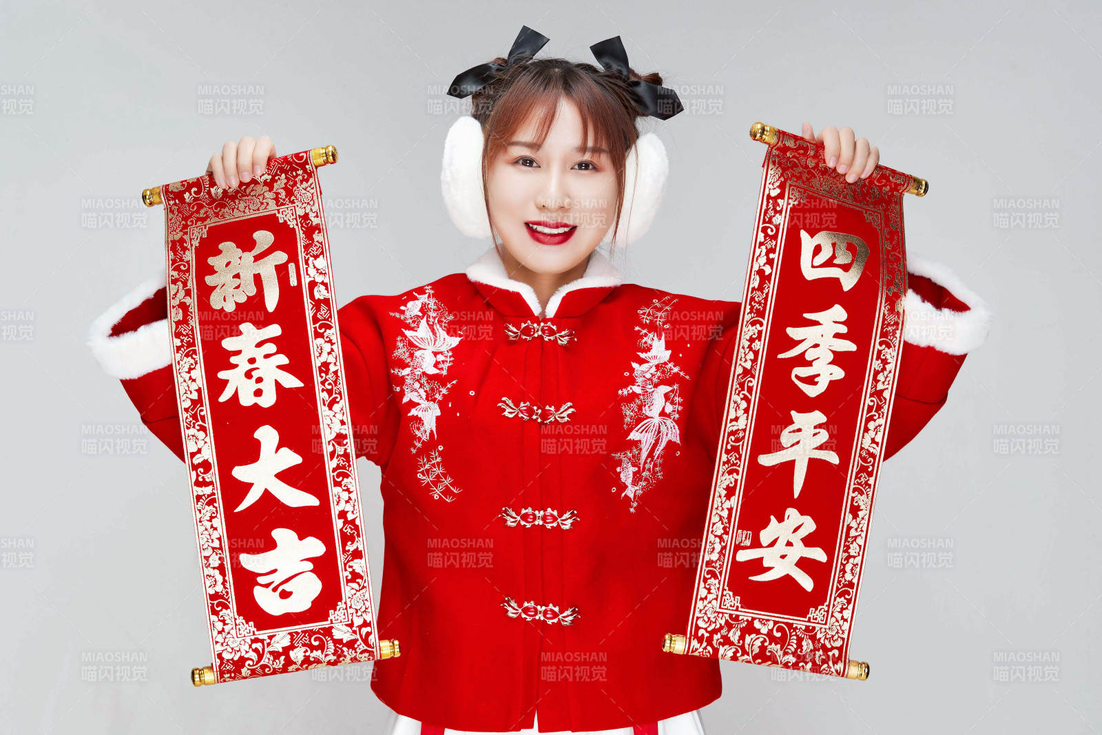 手持春聯身穿喜慶漢服的可愛少女